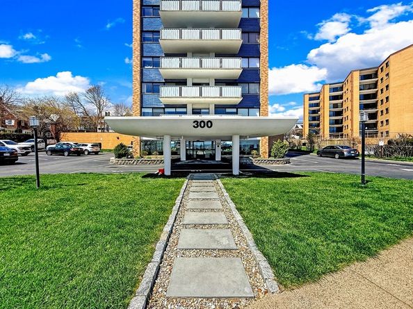 300 Lynn Shore Dr 203, Lynn MA 01902
