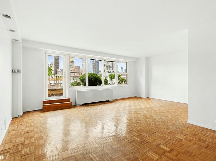 305 East 24th Street 18S, New York NY 10010