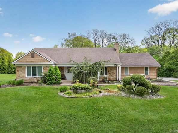 24 Thorngrove Lane, Dix Hills NY 11746
