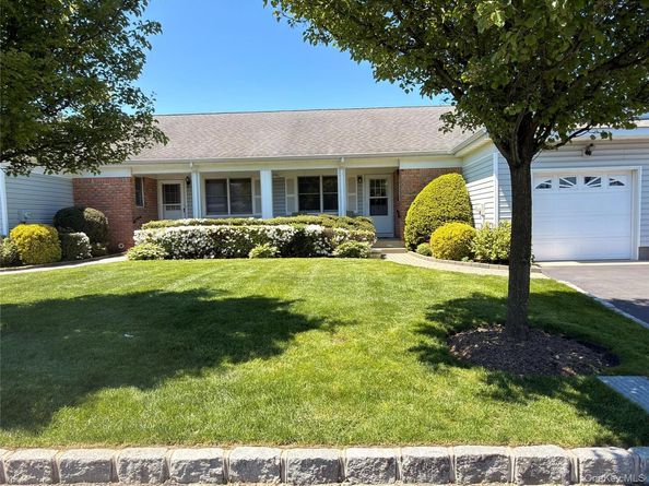 3 Primrose Lane 3, North Babylon NY 11703