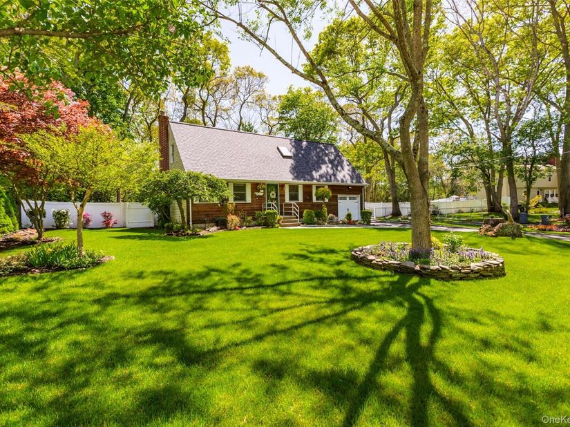 8 Loretta Court, Coram NY 11727