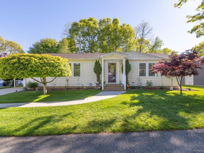 1407 Middle Road 83, Calverton NY 11933