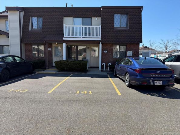 141 Cambridge Drive E 141, Copiague NY 11726