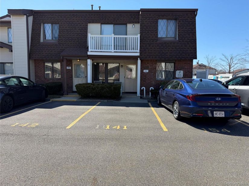 141 Cambridge Drive E 141, Copiague, NY 11726