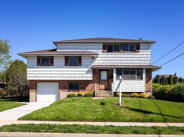 24 Roxbury Avenue, Plainview NY 11803