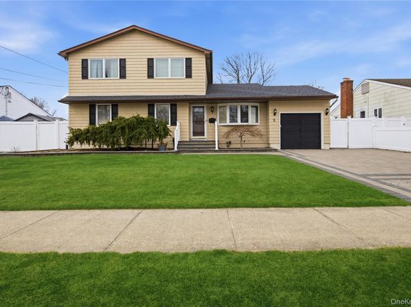5 Wheeler Court, Deer Park NY 11729
