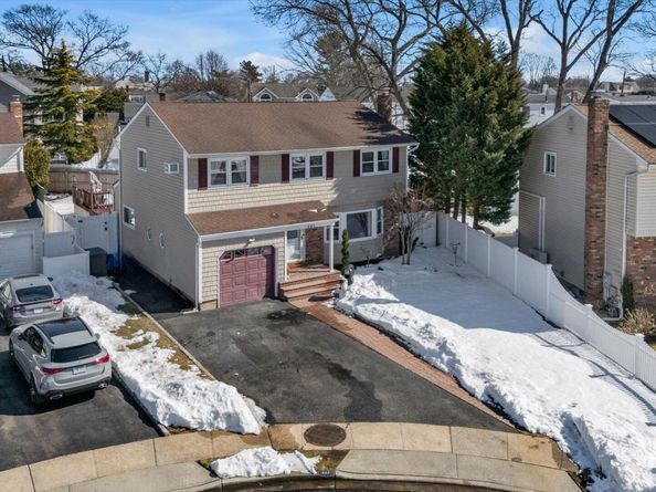 381 Robyn Place, East Meadow NY 11554
