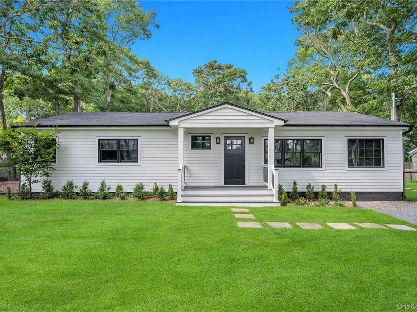 10 Shinnecock Lane, Hampton Bays NY 11946