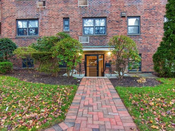 52 Brompton Road 52, Great Neck NY 11021