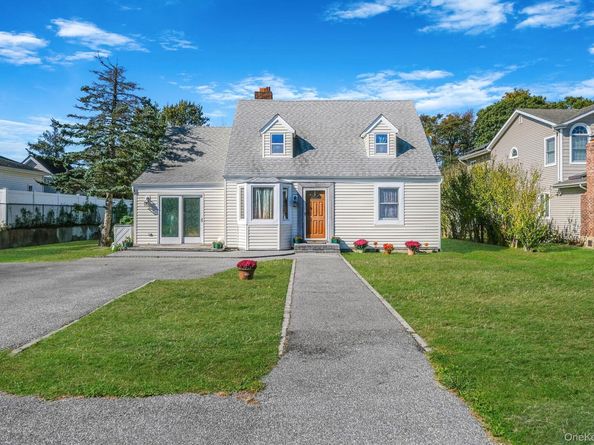 404 Vanderbilt Boulevard, Oakdale NY 11769