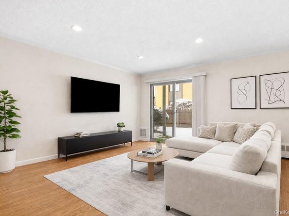 18 Granada Crescent 13, White Plains NY 10603