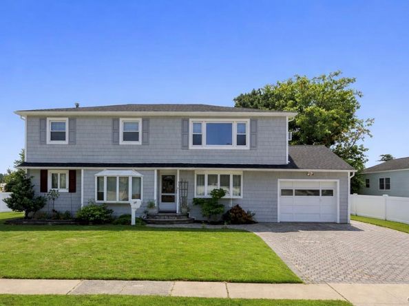 30 Poplar Avenue, Farmingdale NY 11735