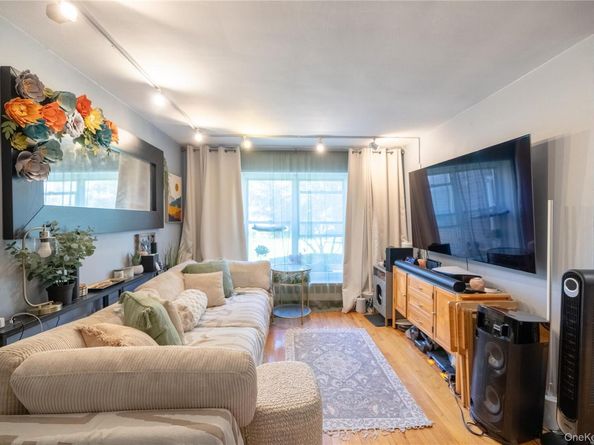 221 Middleneck Road M2, Great Neck NY 11021