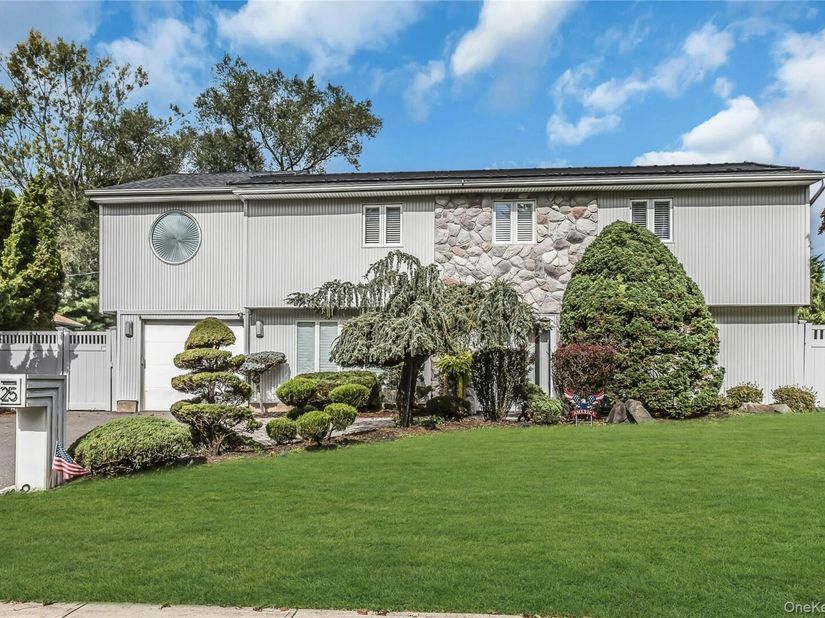 25 Lesley Lane, Old Bethpage NY 11804