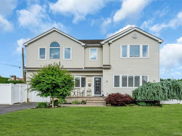 7 Mohawk Drive, Massapequa NY 11758