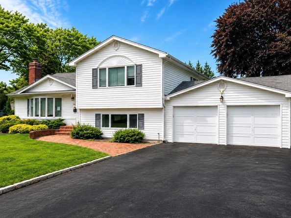 201 Wampum Lane, West Islip NY 11795