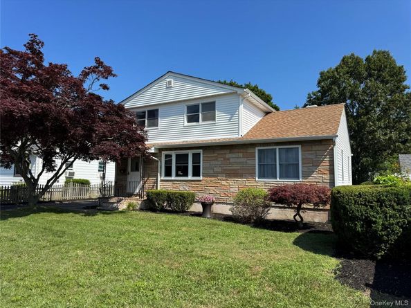 41 Mohawk Drive, North Babylon NY 11703