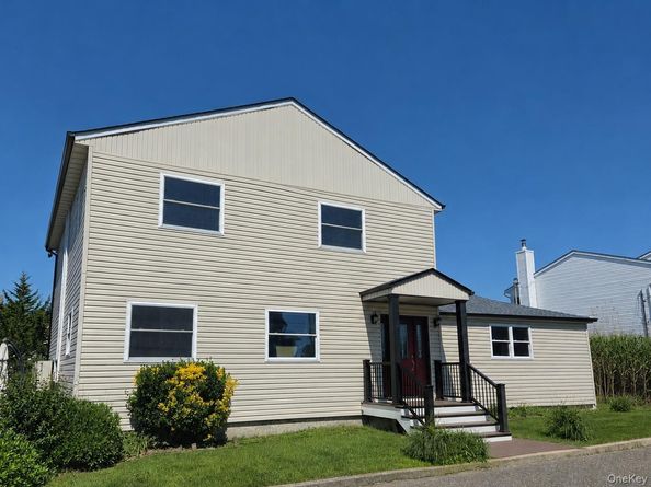 2706 Peconic Avenue, Seaford NY 11783