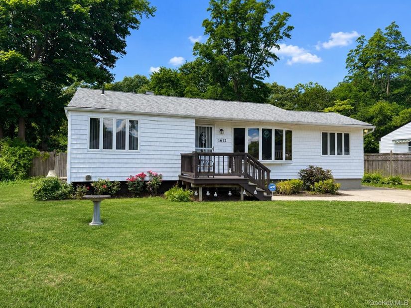 1612 N Gardiner Drive, Bay Shore NY 11706