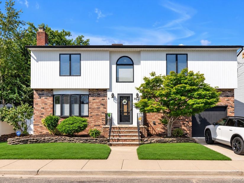 3290 Parkway Drive, Baldwin NY 11510