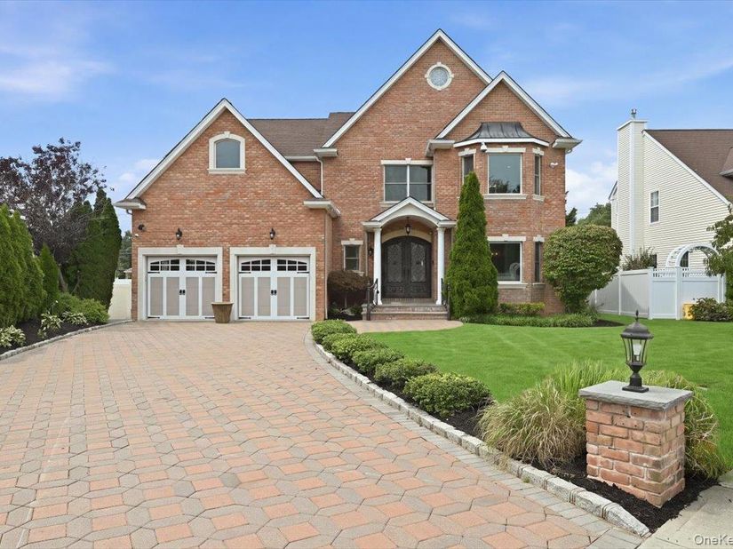 4 Corin Court, Syosset NY 11791
