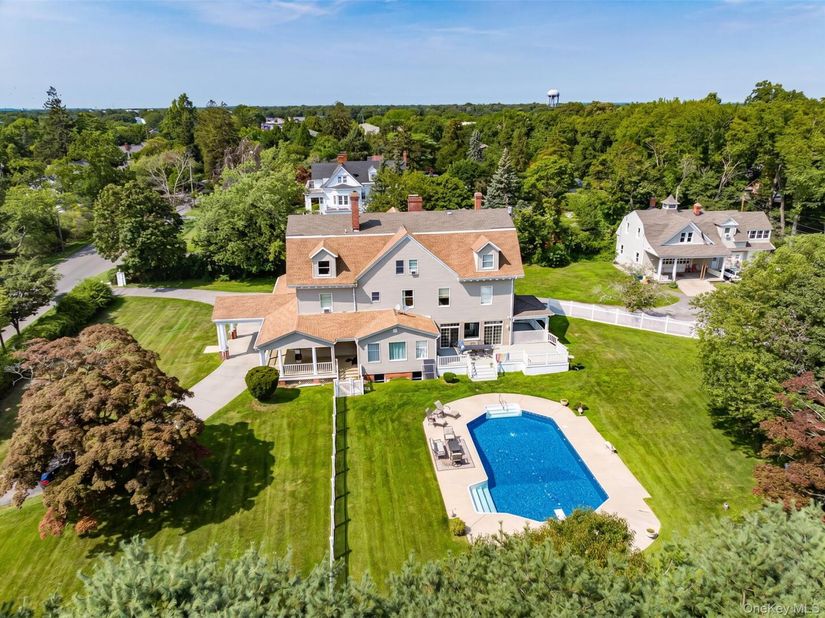 45 S Penataquit Avenue, Bay Shore NY 11706