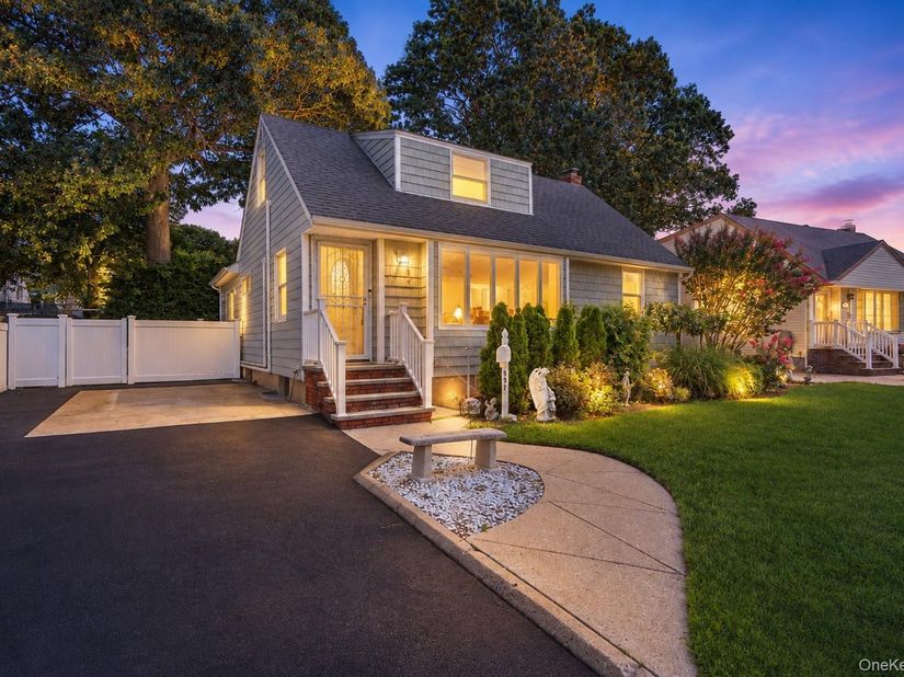 992 Woodcliff Drive, Franklin Square NY 11010