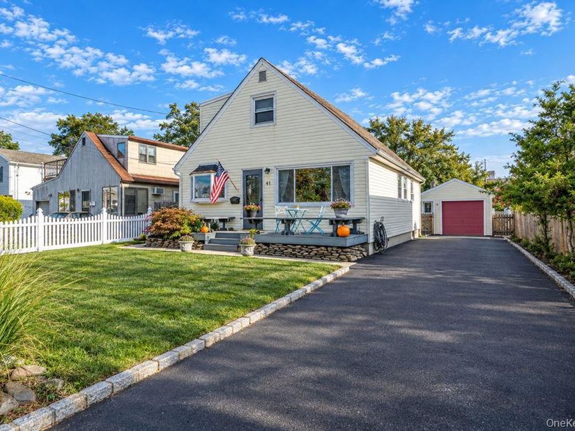 41 E Saltaire Road, Lindenhurst NY 11757