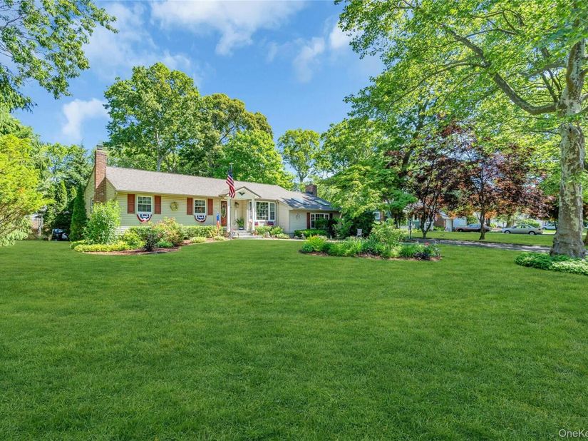 25 Del Place, Hauppauge NY 11788