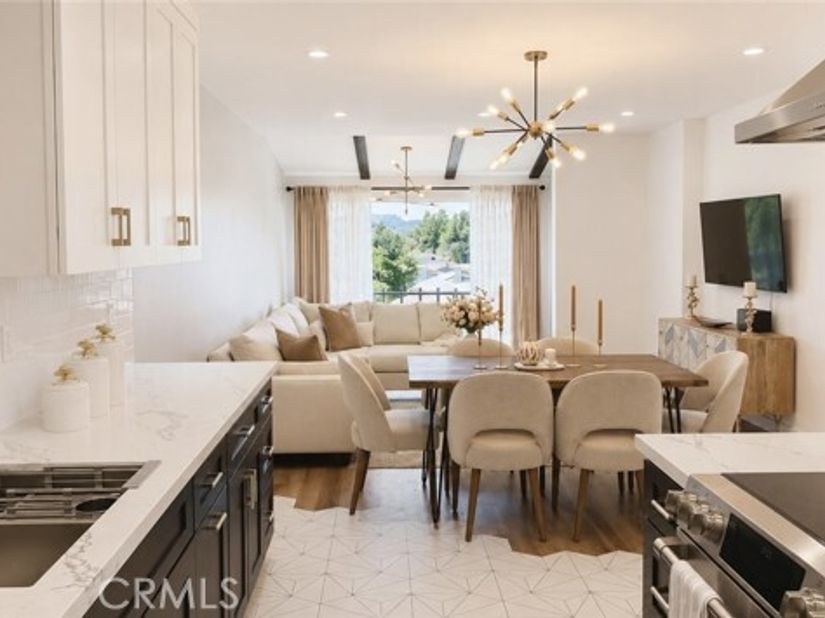 12720 Burbank, Los Angeles CA 91607