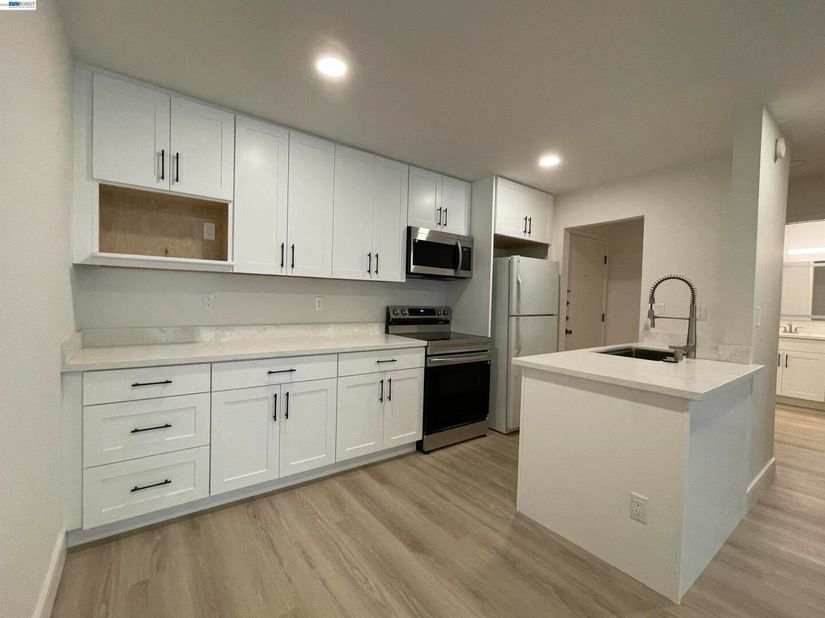 965 Shorepoint Ct #200, Alameda CA 94501