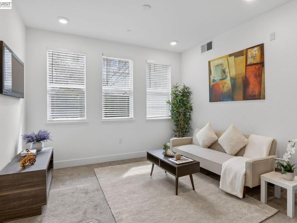 411 Rhythm Ln, Hayward CA 94544