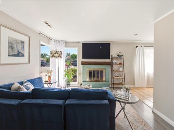 442 James St