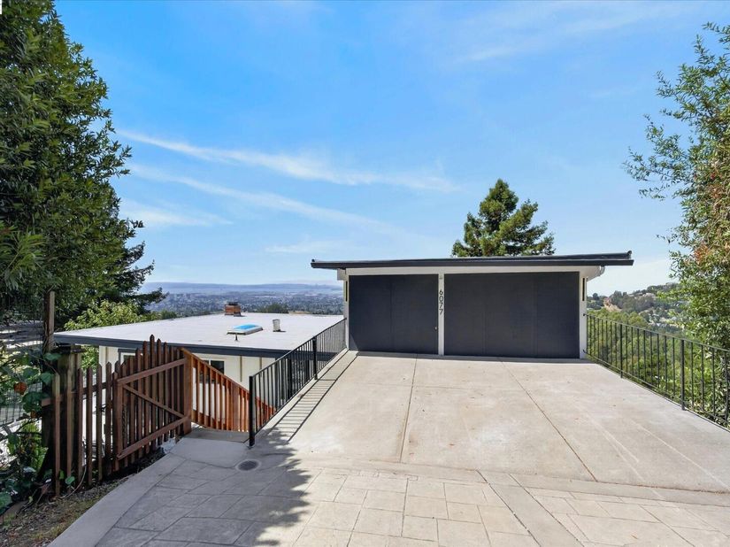 6077 Skyline Blvd, Oakland CA 94611