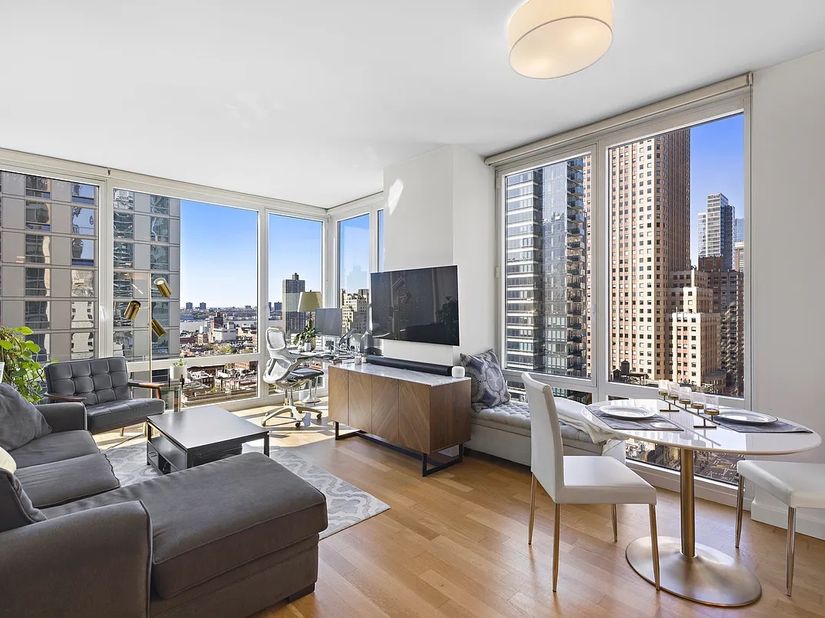 247 West 46th Street 1901, New York NY 10036