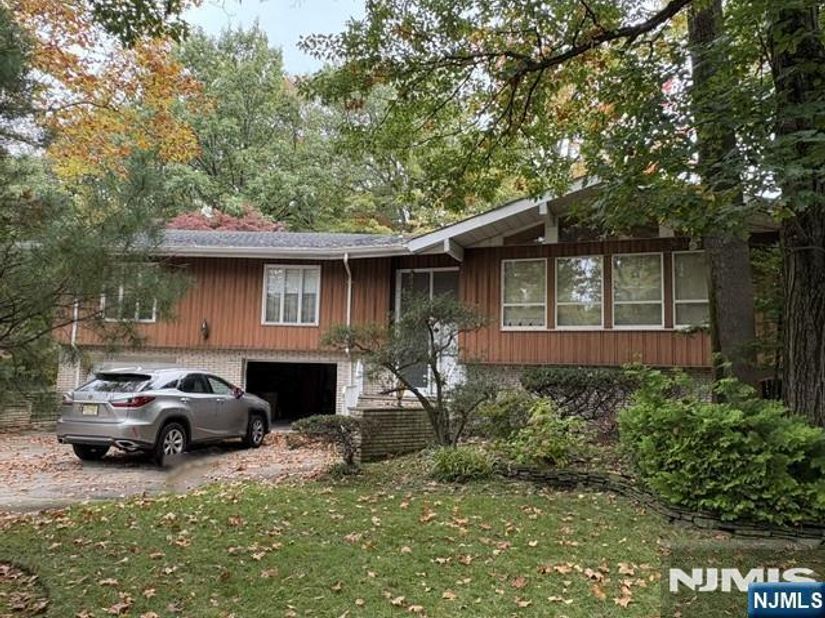 60 Karens Lane, Englewood Cliffs NJ 07632