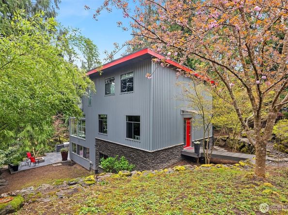 1534 Hillside Drive SE, Issaquah WA 98027