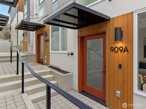 909 Hiawatha Place S A, Seattle WA 98144