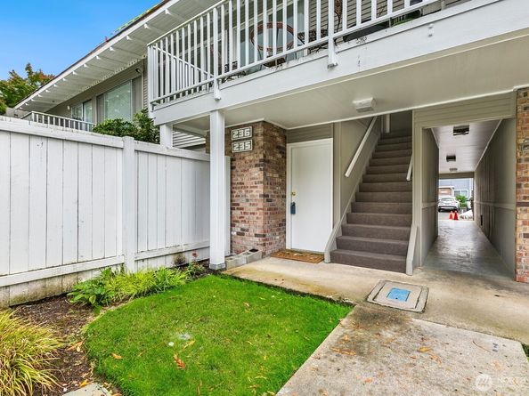 5722 122nd Place SE 235, Bellevue WA 98006