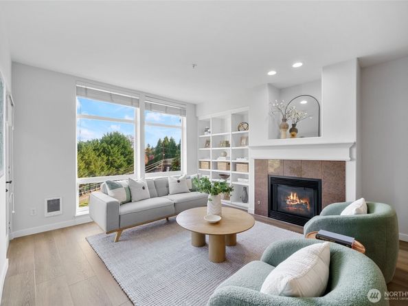 3221 SW Avalon Way 207, Seattle WA 98126
