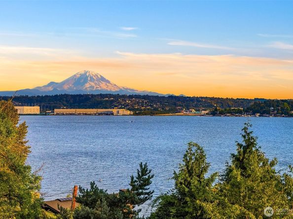 8243 W Mercer Way, Mercer Island WA 98040