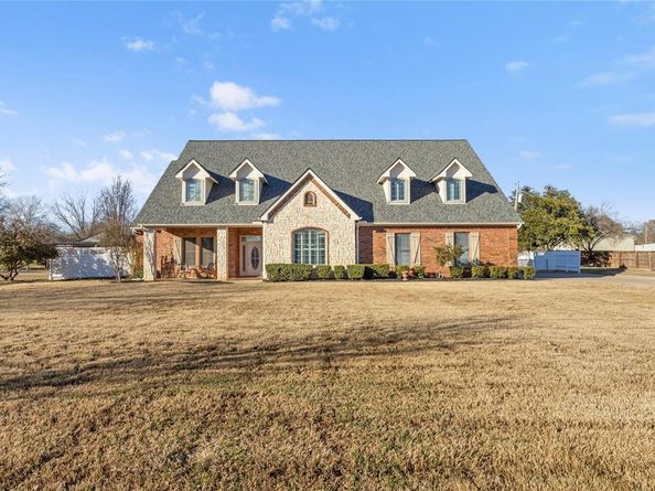 143  Southwood Drive , Burleson Texas 76028