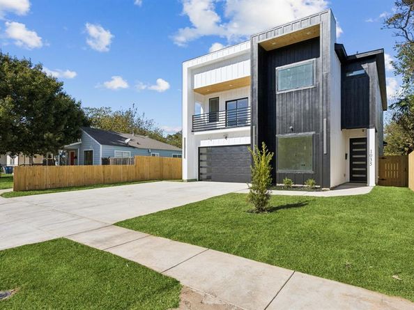 1035  Strickland Street , Dallas Texas 75211