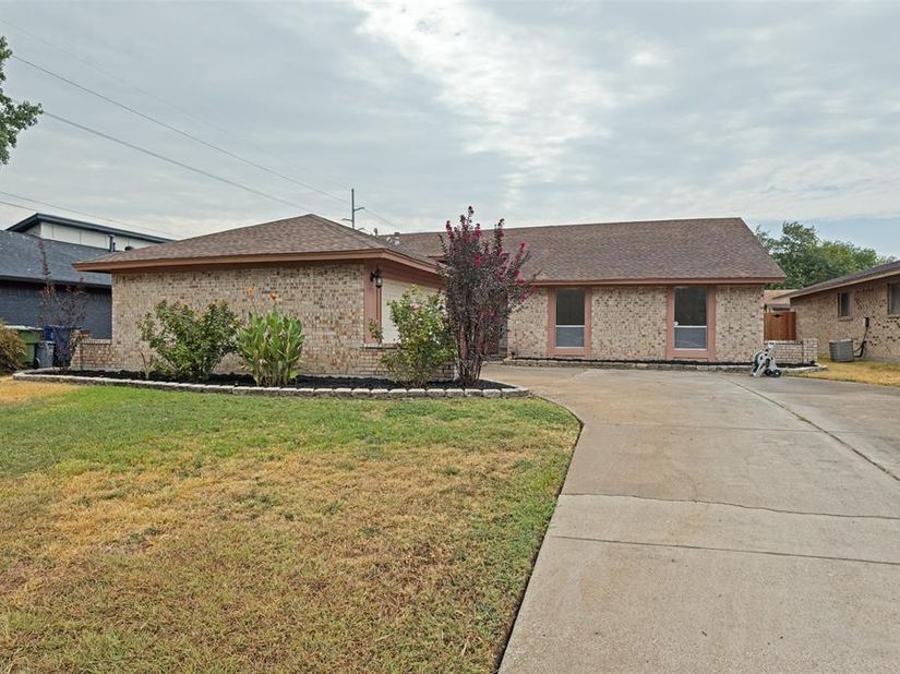 2205  Phoenix Drive , Garland Texas 75040
