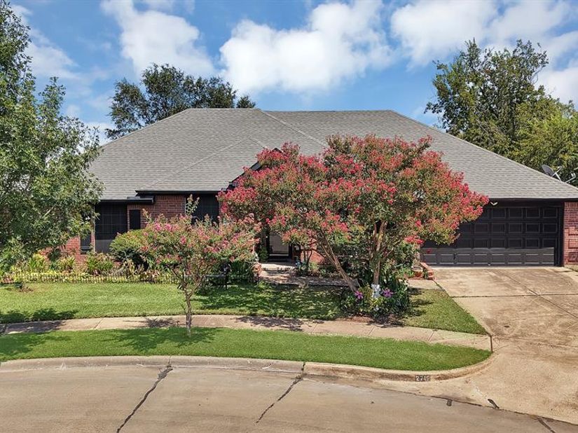 2716  Rochelle Point , Irving Texas 75062