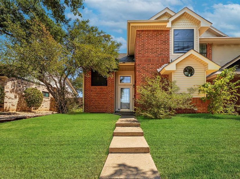 2702  Stratford Court , Euless Texas 76039