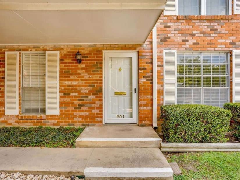 901  Roaring Springs Road , Fort Worth Texas 76114