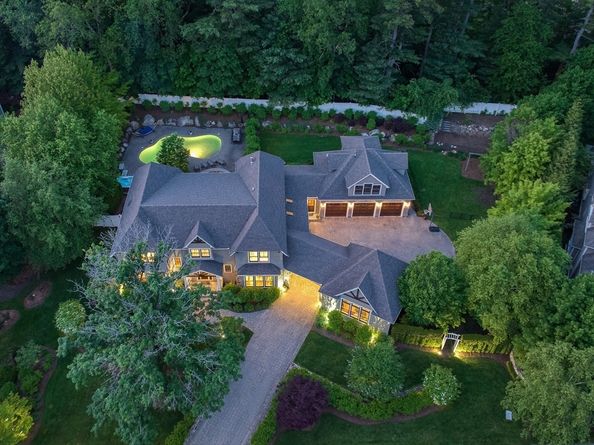 4 Abbott Ln, Bedford MA 01730
