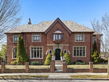 98 Carlton St