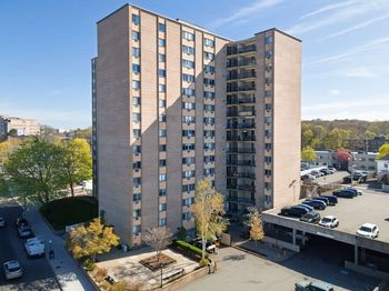 1025 Hancock St